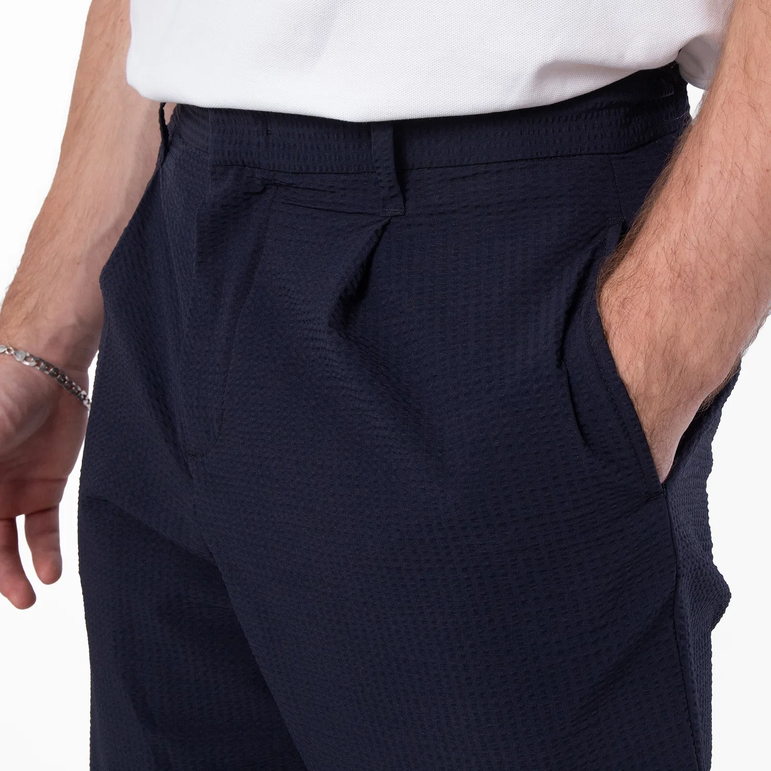 Брюки чинос с защипами Seersucker Pleated-Waist Chinos Pants Emporio Armani, Blu Navy — фото 2
