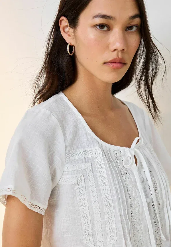 Блузка с кружевной отделкой Regular fit lace detail short sleeve blouse Next, white, белый — фото 3
