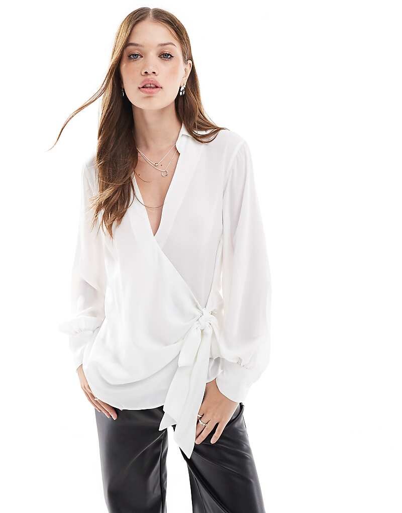 

ASOS DESIGN – блузка цвета слоновой кости с запахом, глубоким вырезом и длинными рукавами