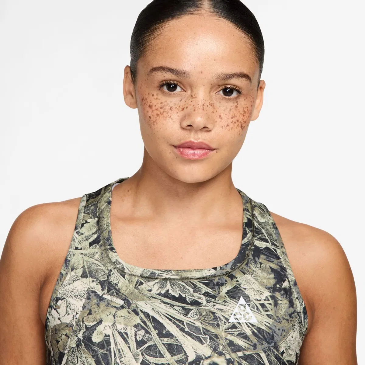 Женский топ-майка с V-образным вырезом Dri-Fit Cropped Tank Top Nike, Sequoia/Summit White — фото 2