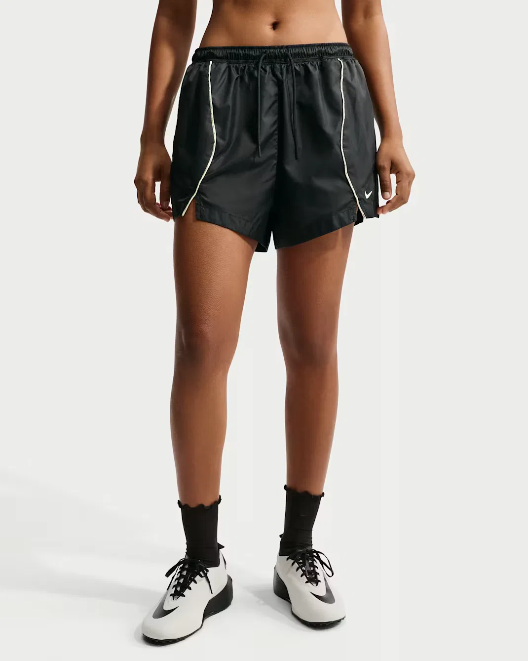 Женские свободные шорты средней посадки из водоотталкивающей ткани Nike Sportswear, Black/Sail/Sail — фото 2