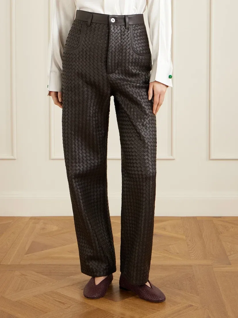 Брюки из кожи Intrecciato прямого кроя BOTTEGA VENETA, коричневый — фото 3