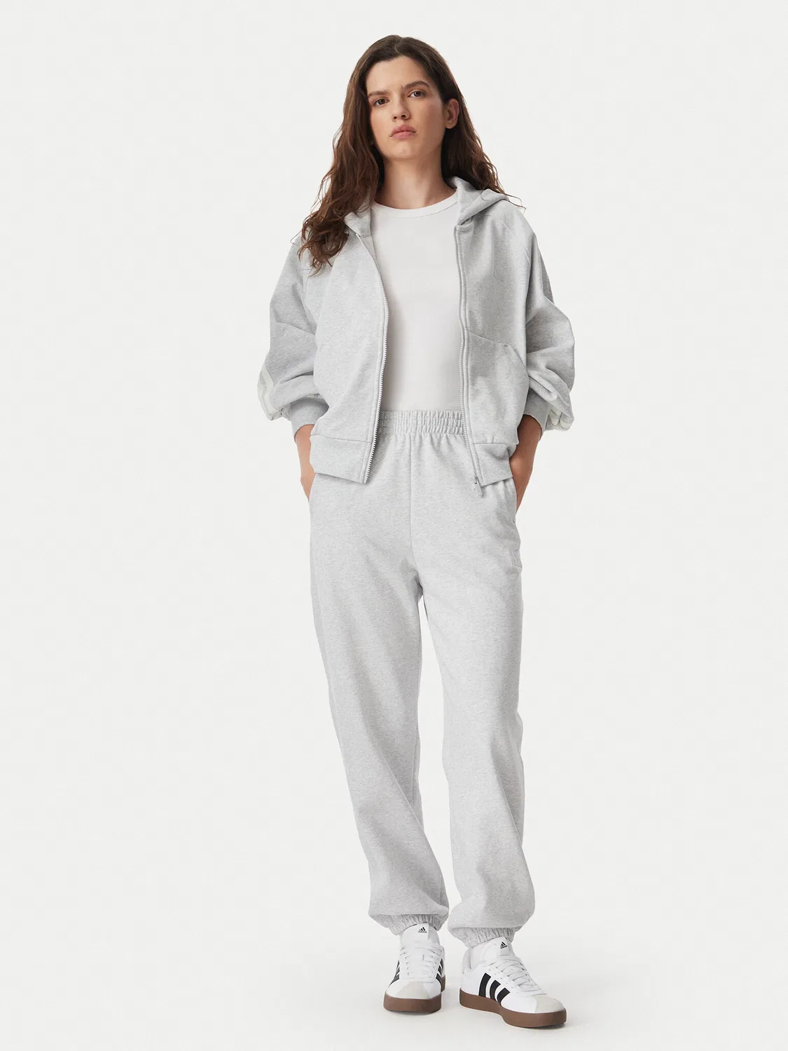 Женские спортивные штаны стандартного кроя Kit Small Logo Regular Cuffed Adidas, серый — фото 2