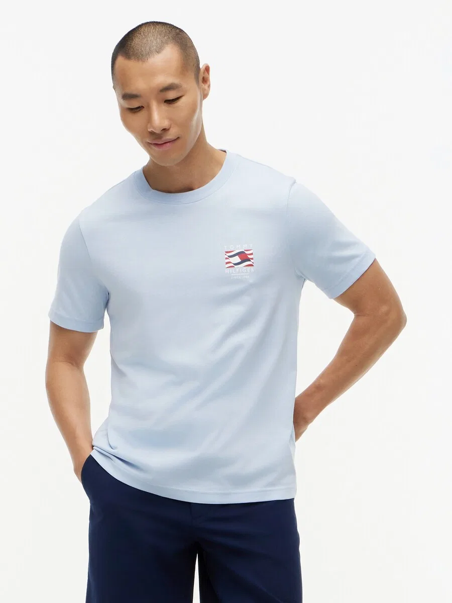 Футболка TOMMY HILFIGER «Волнистый флаг» пастельно-голубого и темно-синего цвета — фото 3