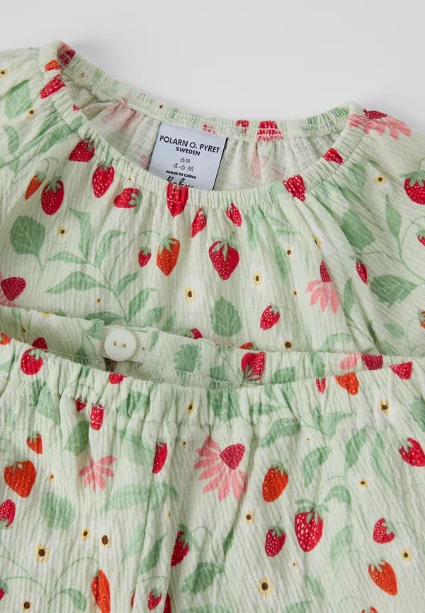 Комплект: блуза с принтом Strawberry и шорты, модель Strawberry print blouse and shorts set - shorts, Polarn O. Pyret, Fairest Jade — фото 2