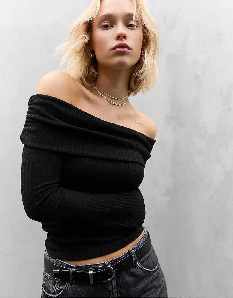 

Stradivarius Присборенный трикотажный топ с открытыми плечами черного цвета