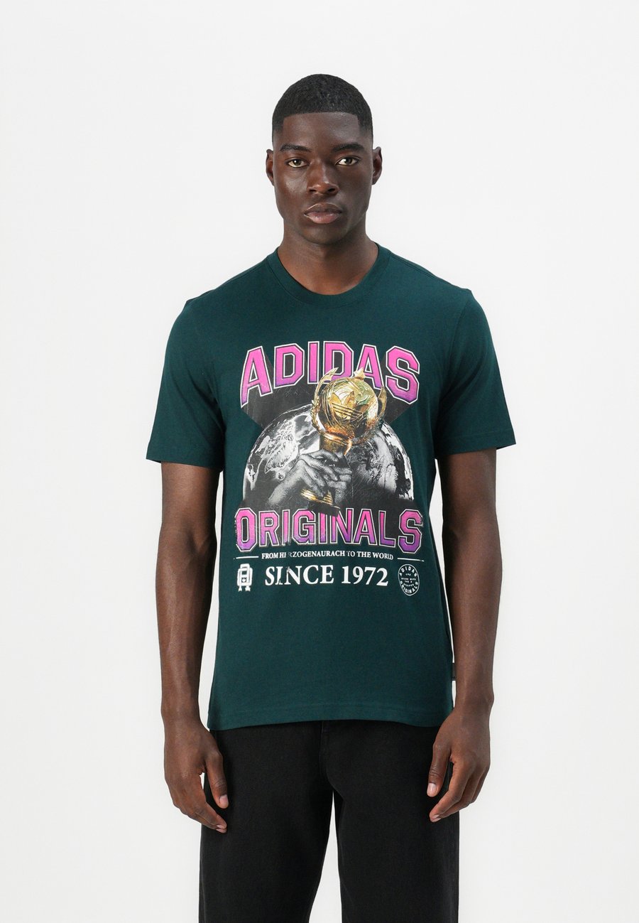 

Футболка Adidas Originals GRAPHIC UNISEX, Aurora Ivy/Evergreen, Зеленый, Футболка Adidas Originals GRAPHIC UNISEX, Aurora Ivy/Evergreen