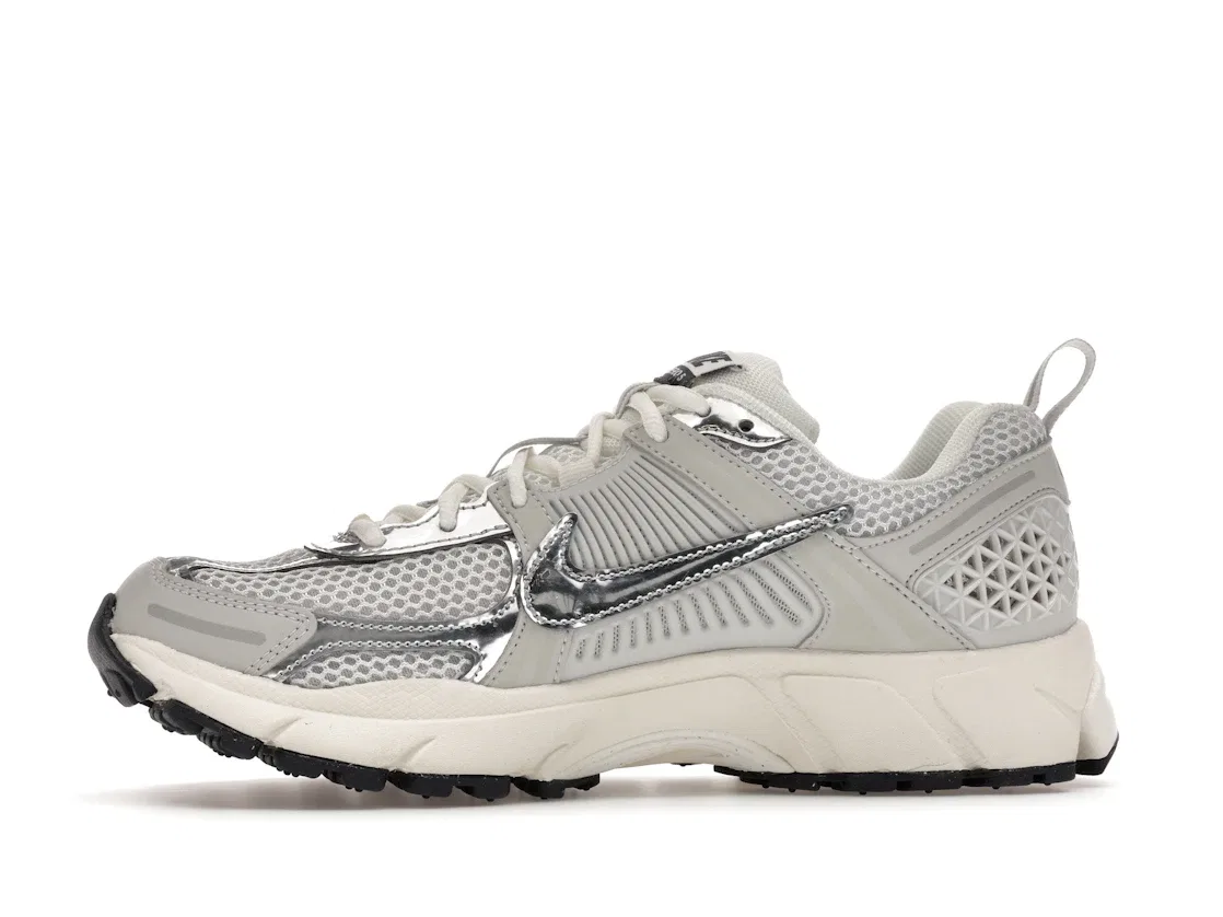 Детские кроссовки Lifestyle с отражающими элементами Nike Zoom Vomero 5, Photon Dust/Gridiron/Sail/Chrome — фото 3