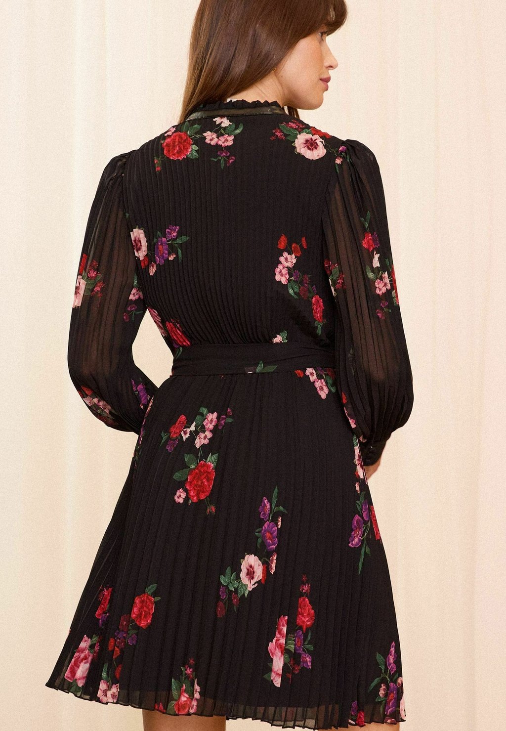 

Платье-рубашка REGULAR FIT TRIM V NECK PLEATED MINI Love & Roses, черный