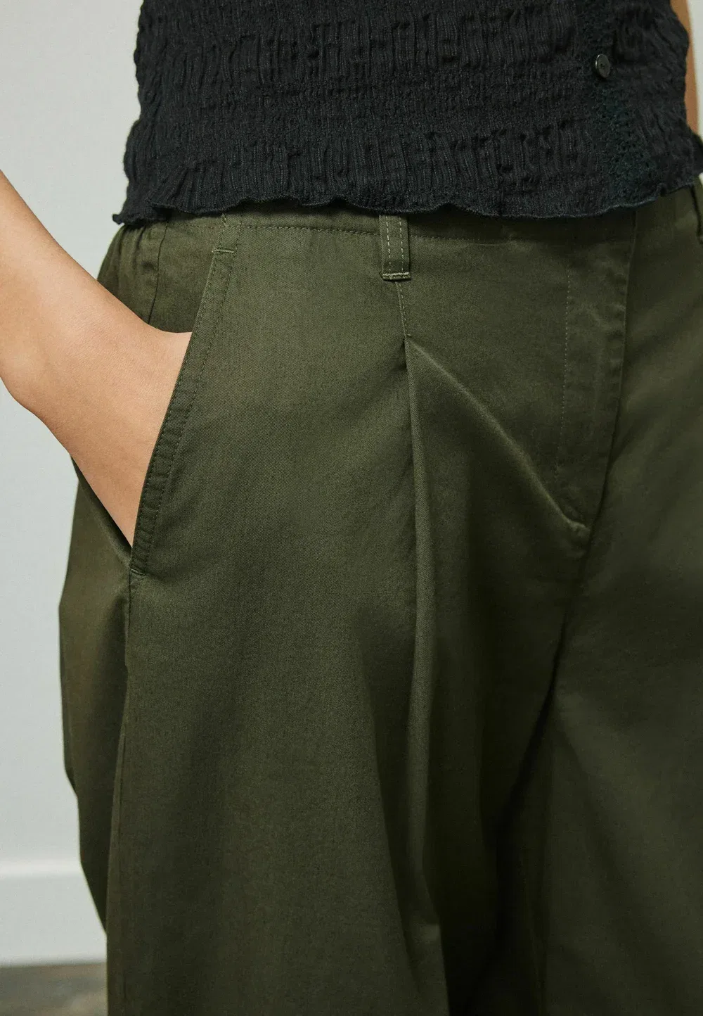 Брюки-Чиносы прямого кроя со складками и широкими штанинами Next, Khaki Green