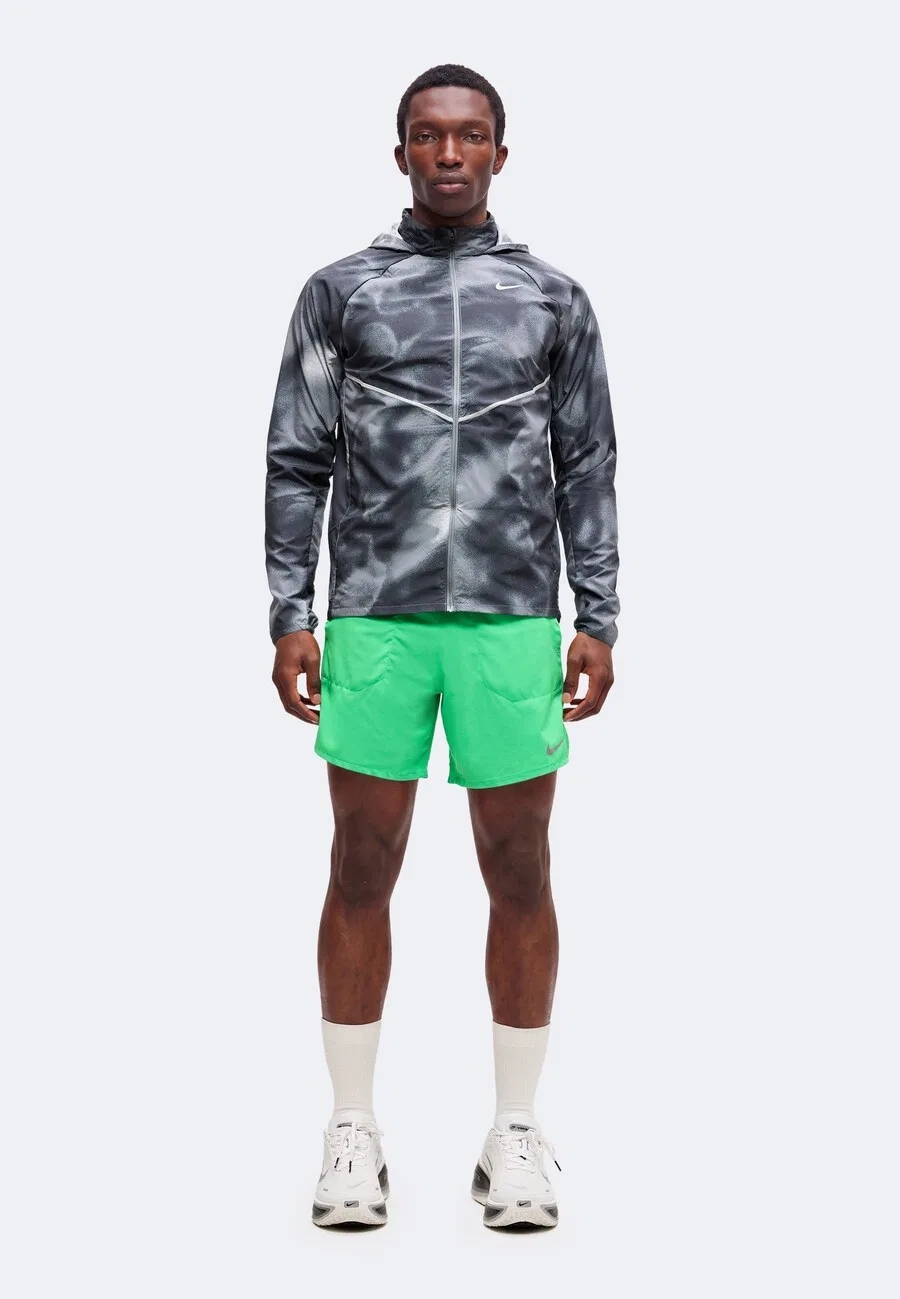 Спортивная куртка NIKE 'Miler' черного цвета — фото 4