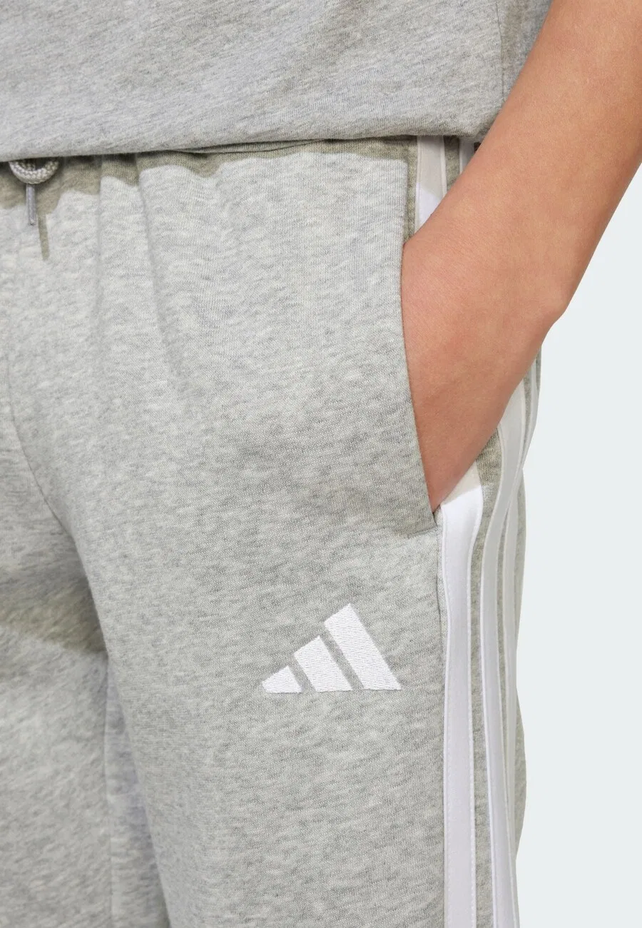 Спортивные брюки-комбинезон ADIDAS SPORTSWEAR с зауженными штанинами, модель «Essentials Kids Hose», серые — фото 4