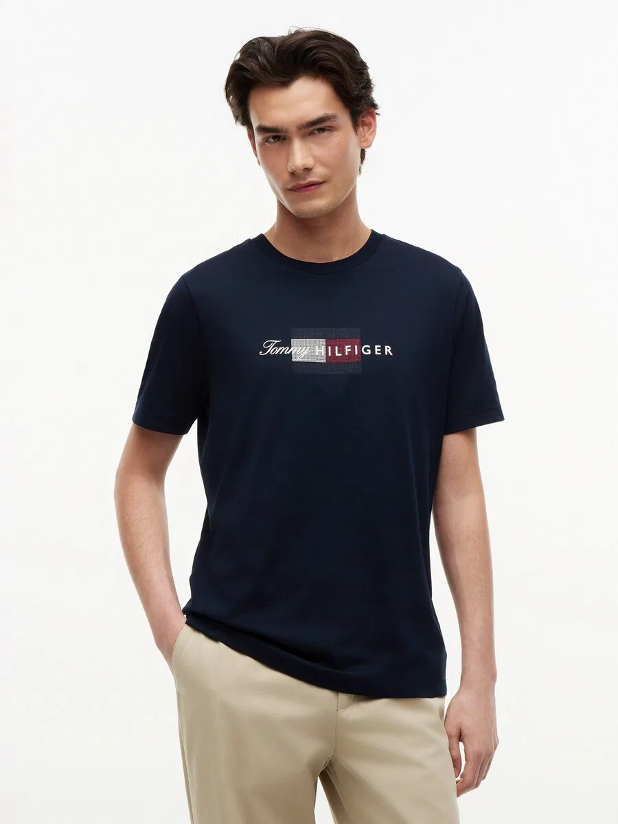 Футболка TOMMY HILFIGER с изображением флага, темно-синего цвета — фото 3