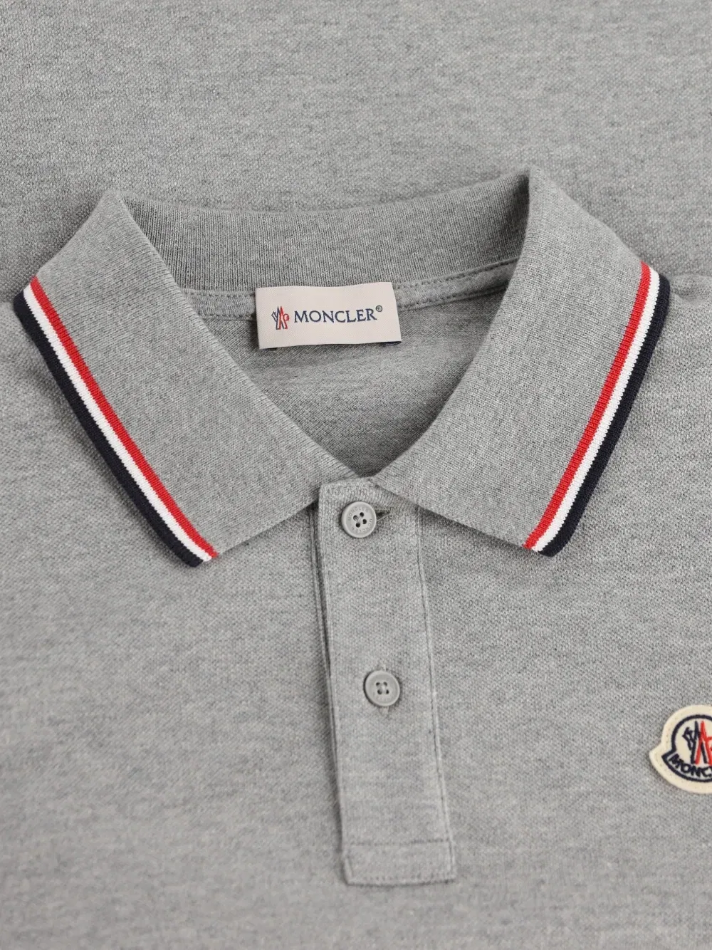 Поло с нашивкой-логотипом и полосатой отделкой Moncler Enfant, серый — фото 3