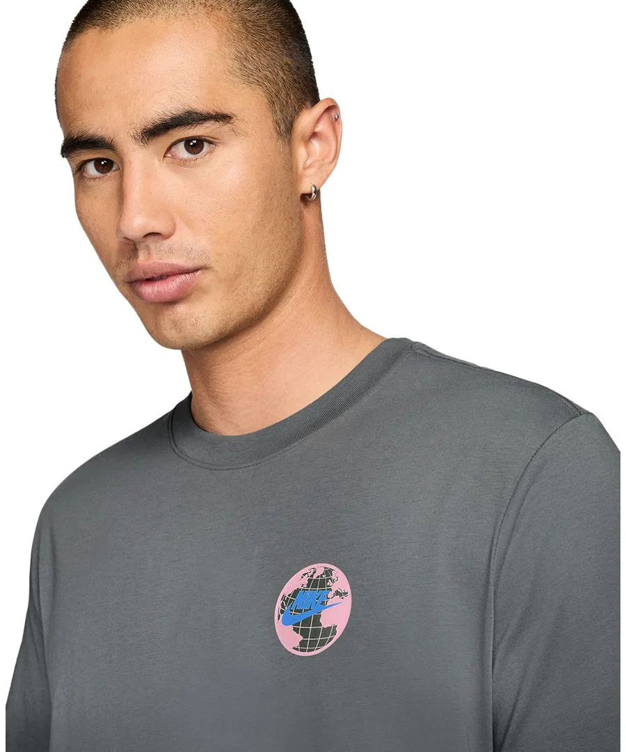 Футболка с коротким рукавом и принтом Nike Sportswear Men's Classic-Fit Short-Sleeve Graphic T-Shirt, Smoke Gray — фото 3