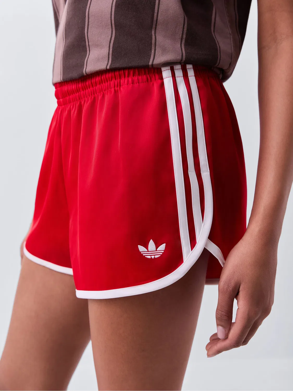 Шорты беговые с лампасами adidas originals, красные — фото 4
