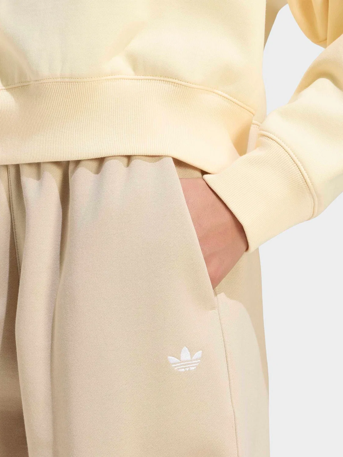 Джоггеры свободного кроя Essentials Loose Fleece от adidas Originals, кремовый — фото 4
