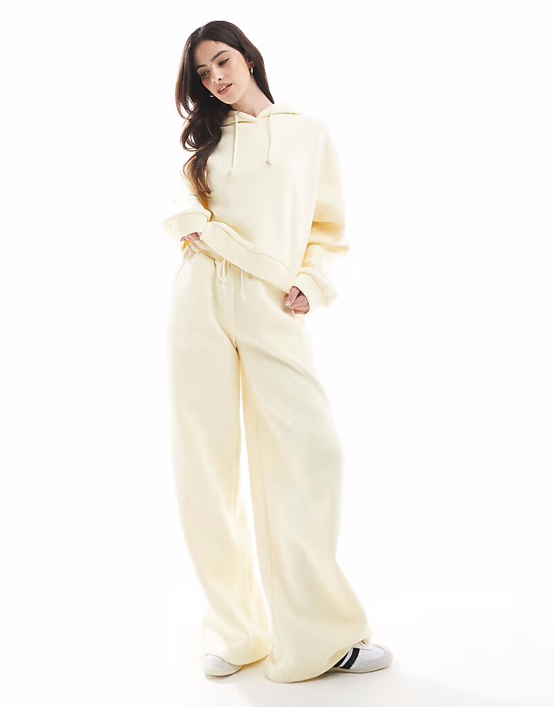 

Спортивные брюки премиум-класса с широкими штанинами, комплект из 3 предметов, цвет сливочный Miss Selfridge