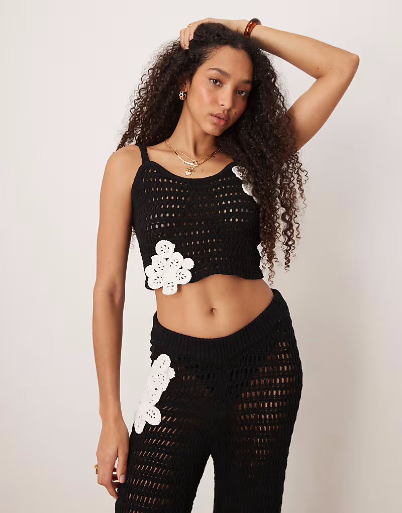 

Вязаный топ ASOS DESIGN с нашивками, связанными крючком, в монохромном исполнении