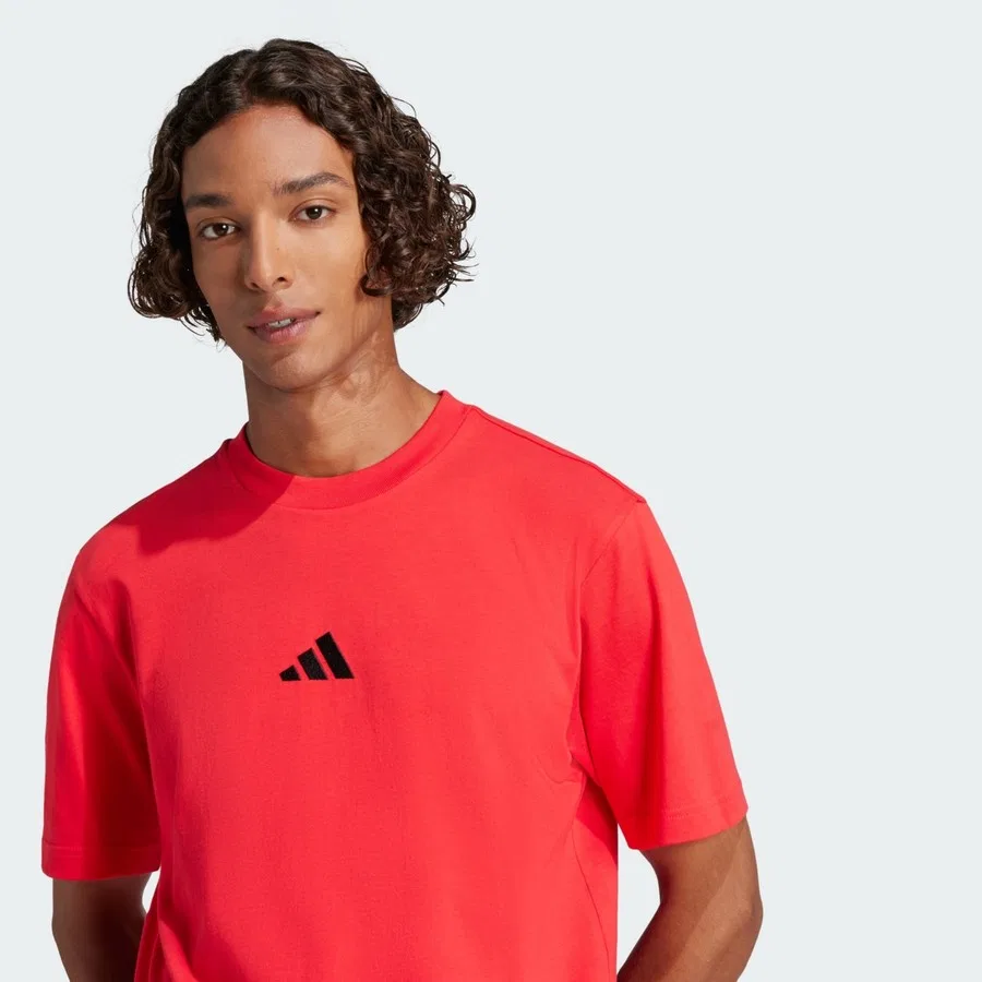 Футболка с вышивкой логотипа Essentials Small Logo Single Jersey Tee adidas, Красный — фото 4