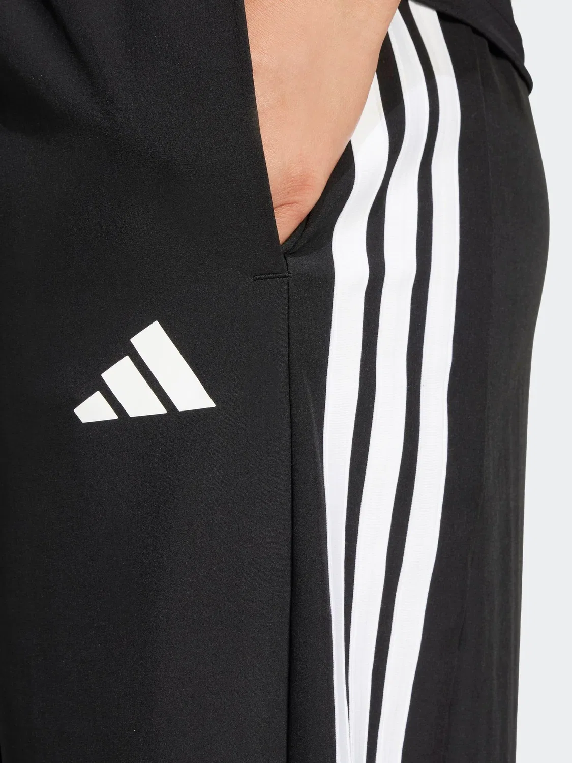 Джоггеры из полиэстера adidas Black Train Essentials 3-Stripes Woven, черный — фото 4