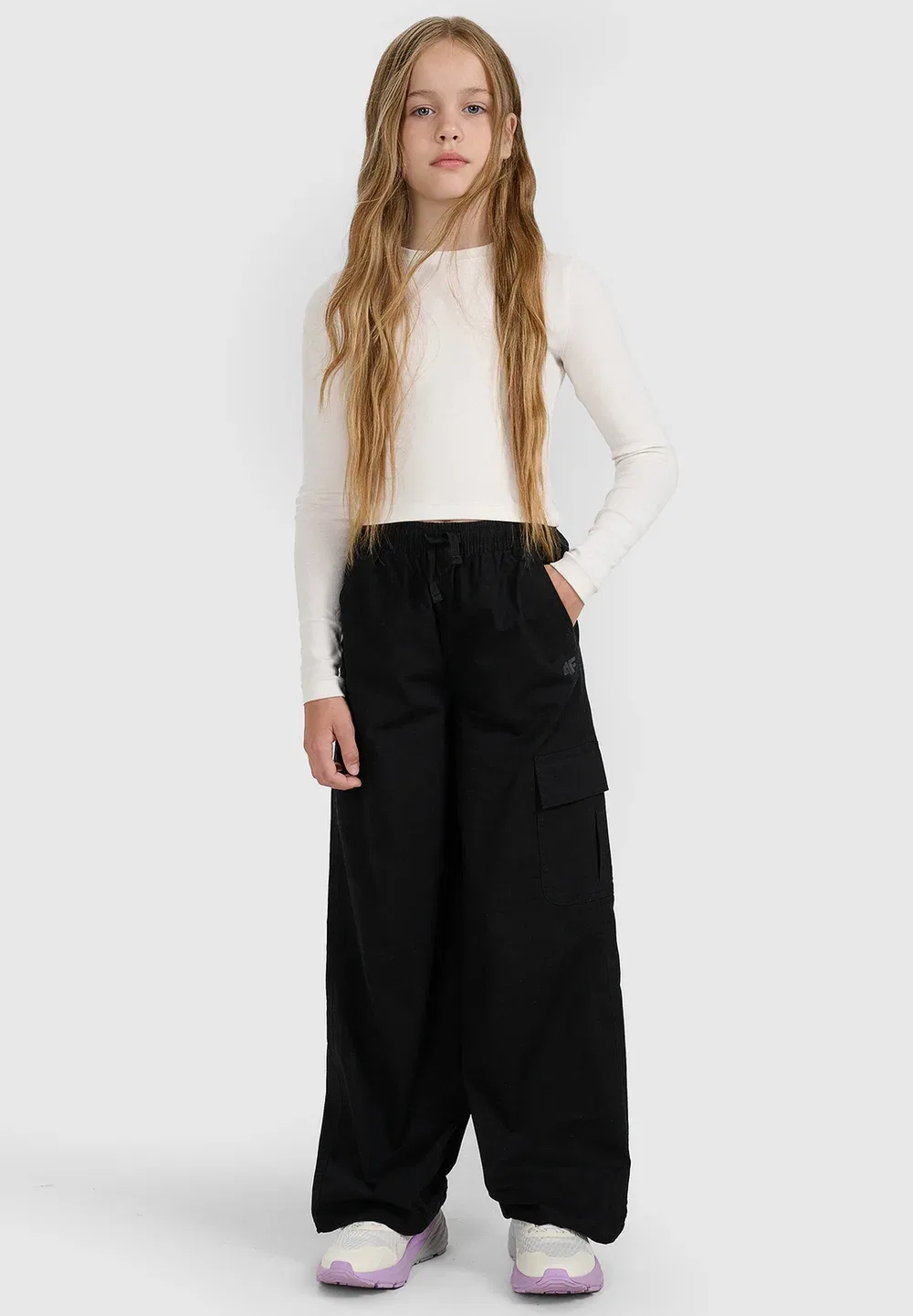 Spodnie casual Cargo dziewczęce - czarne 122 (6-7 лат) - брюки 4F, Deep Black