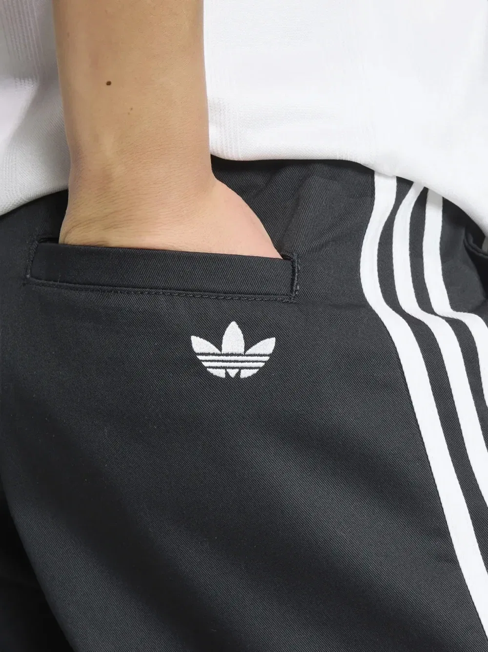 Брюки строгого кроя с боковыми полосками Adidas, черный — фото 3