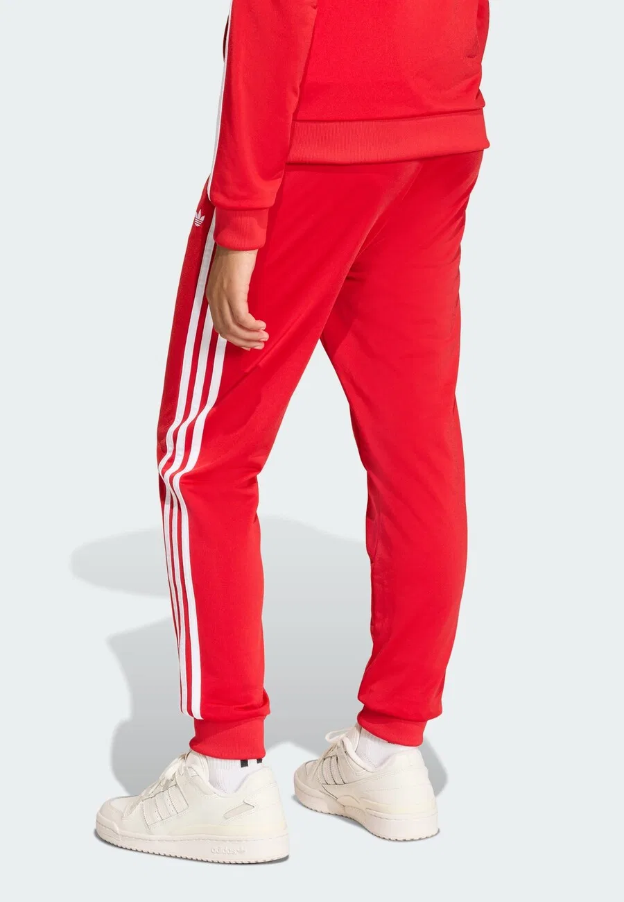 Зауженные брюки ADIDAS ORIGINALS 'SST' ярко-красного цвета — фото 3