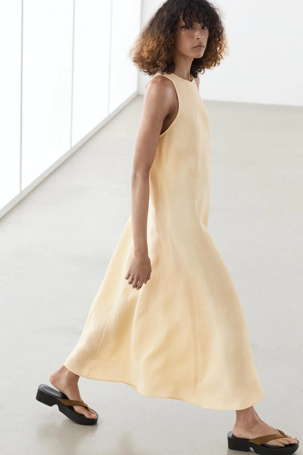Струящееся льняное платье-миди с открытой спиной Massimo Dutti, Vanilla — фото 3