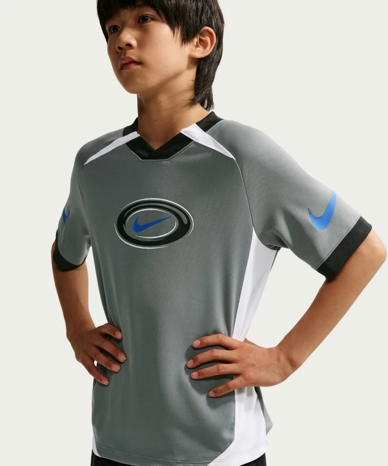 Детская футболка с коротким рукавом Dri-FIT Nike Multi Big Kids' (Boys') Dri-FIT Short-Sleeve Top, Smoke Grey — фото 2