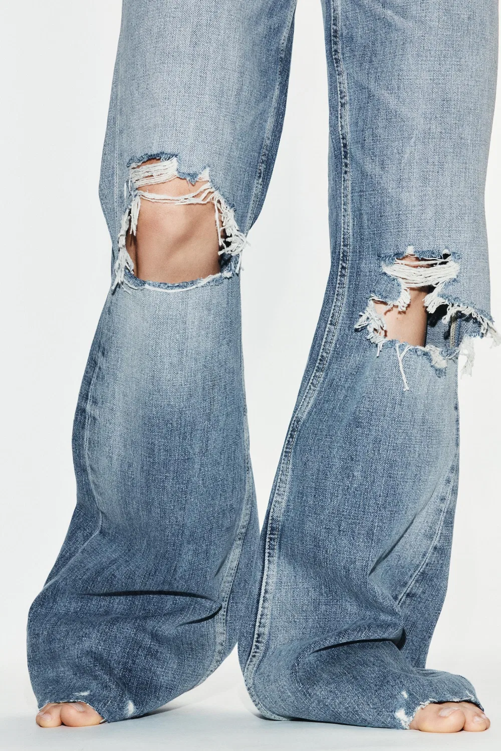 Джинсы-клеш TRF со средней посадкой и рваными элементами ZARA, Blue — фото 4