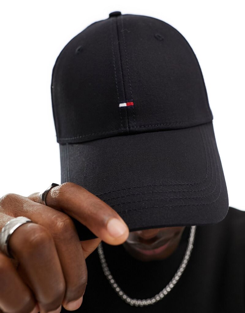 

Черная бейсболка с классическим флагом Tommy Hilfiger