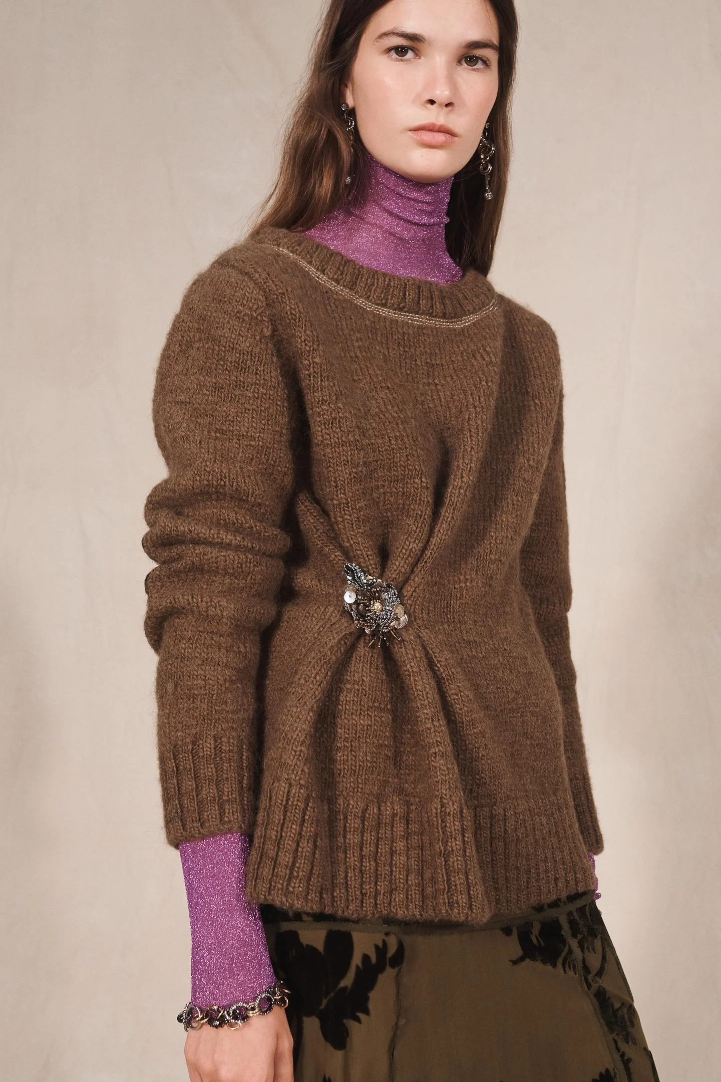 Джемпер Zara из шерсти с брошью, темно-зеленый