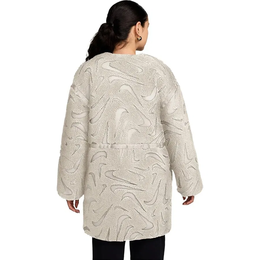 Женская куртка из искусственного меха с длинным рукавом Sportswear Cozy Long-Haired All-Over Swoosh Logo Lined Loose Full-Zip Nike, Кремовый — фото 3