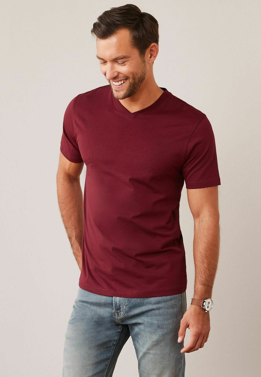 

Базовая футболка Essential V-Neck Regular Fit Next, красный