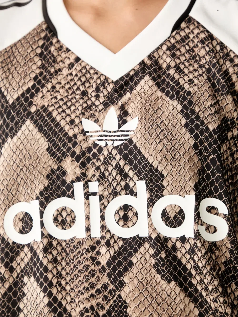 Футболка с принтом под змеиную кожу Adidas, коричневый — фото 4