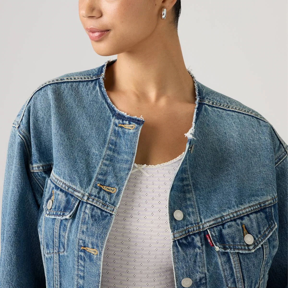 Укороченная куртка-бомбер без воротника в стиле 90-х Levi's, Craft Room Trucker - Medium Wash — фото 2