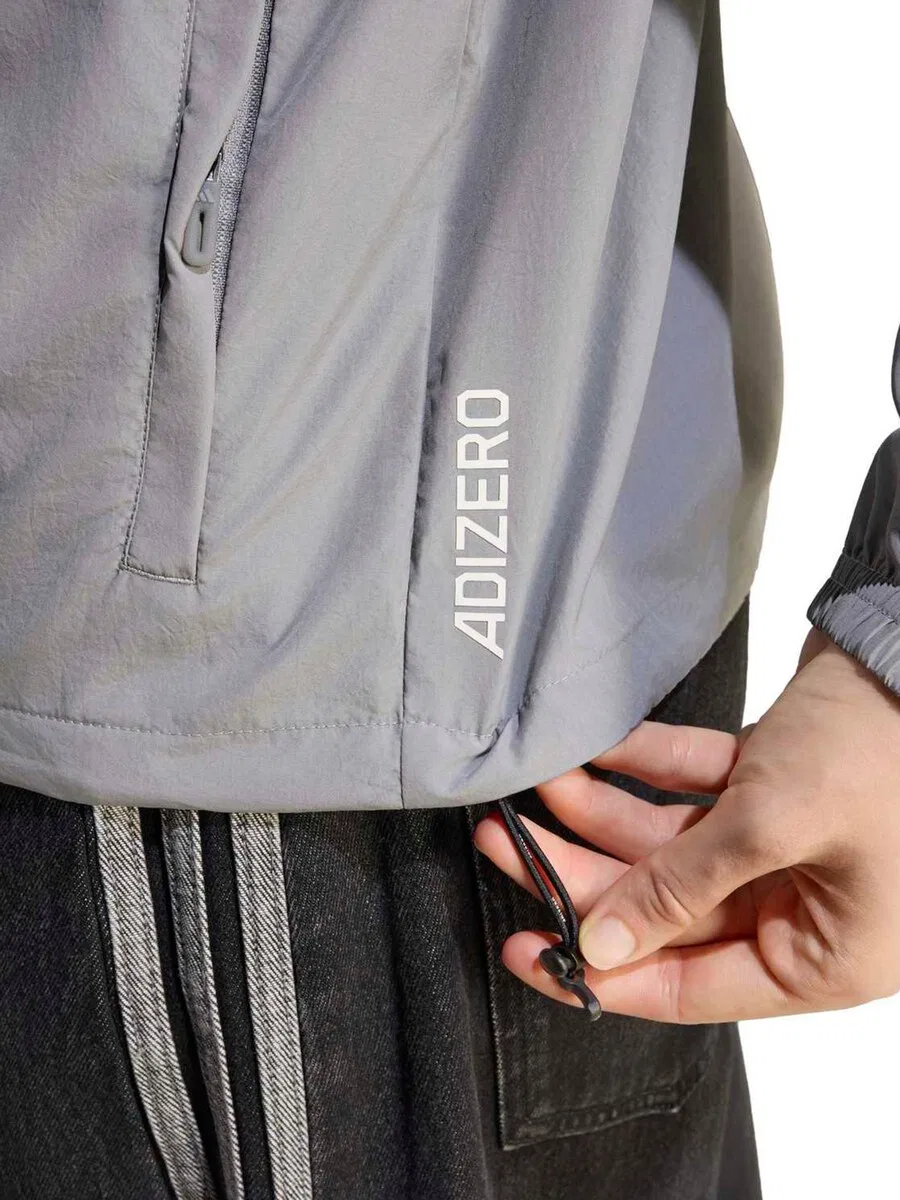 Спортивная куртка ADIDAS PERFORMANCE 'ADIZERO A' серого и светло-серого цвета — фото 4