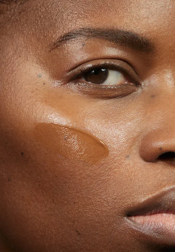 Тональный крем полуматовый с пептидами Skinonym semi-matte peptide foundation MáDara, Fudge, 30 мл, цвет #80 fudge — фото 3