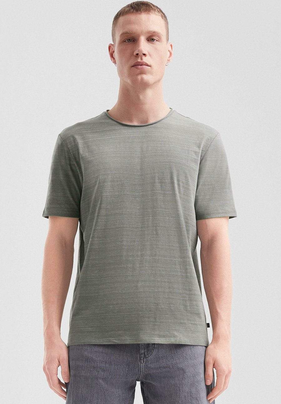 

Футболка QS MIT MELANGEEFFEKT UND ROLLKANTE AN HALSAUSSCHNITT, Olivgrün/Olive, Хаки, Футболка QS MIT MELANGEEFFEKT UND ROLLKANTE AN HALSAUSSCHNITT, Olivgrün/Olive