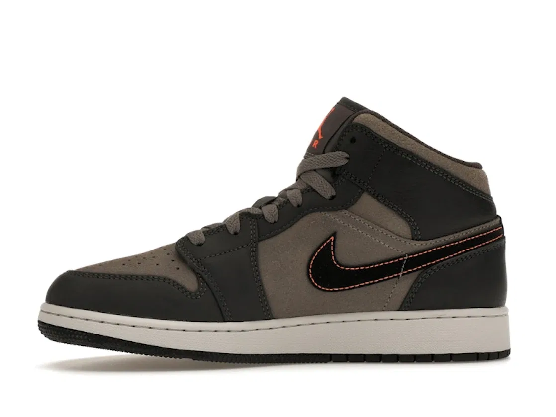 Детские кроссовки Lifestyle Jordan 1 Mid SE Jordan, Night Stadium/Black-Flat Pewter-Total Orange-Neutral Grey — фото 3