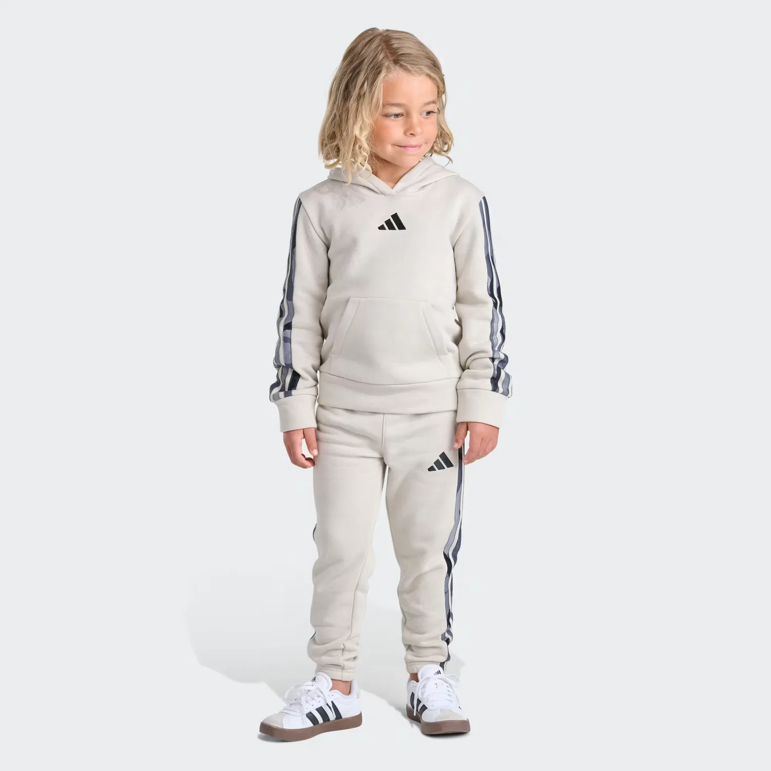 Детский флисовый комплект из 2 предметов с камуфляжным принтом Adidas Sportswear, Alumina — фото 3