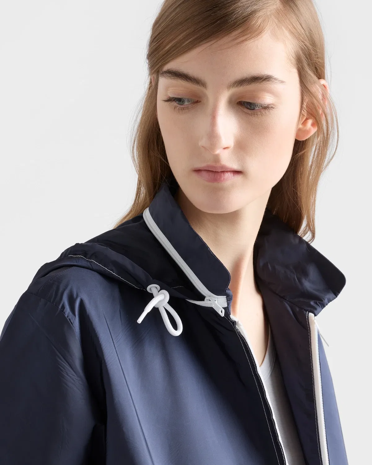 Легкая куртка-блузон из Re-Nylon с капюшоном Prada, синий — фото 3
