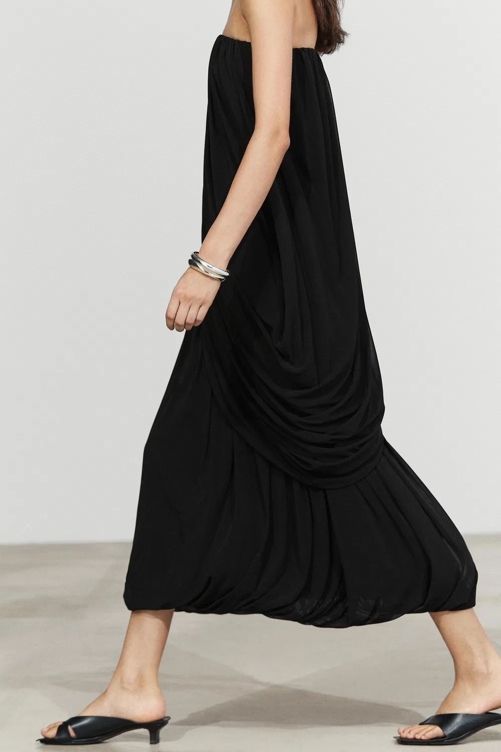 Топ Massimo Dutti Strapless Flowing, черный — фото 4