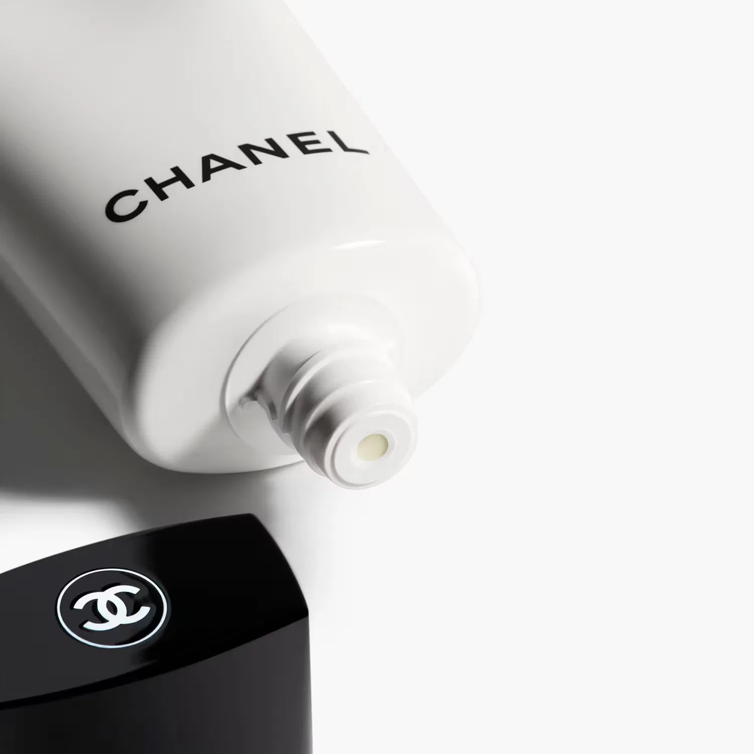 Очищающая пенка для лица с камелией, 150 мл, CHANEL — фото 2