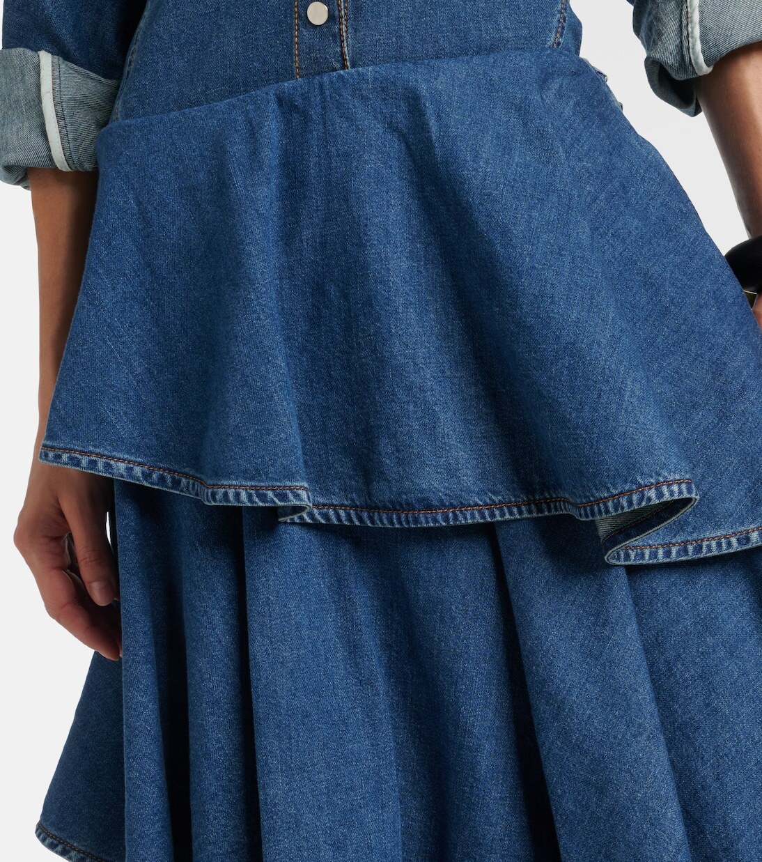Юбка миди из денима со спиральными ярусами Alaïa, Bleu Mineral — фото 4