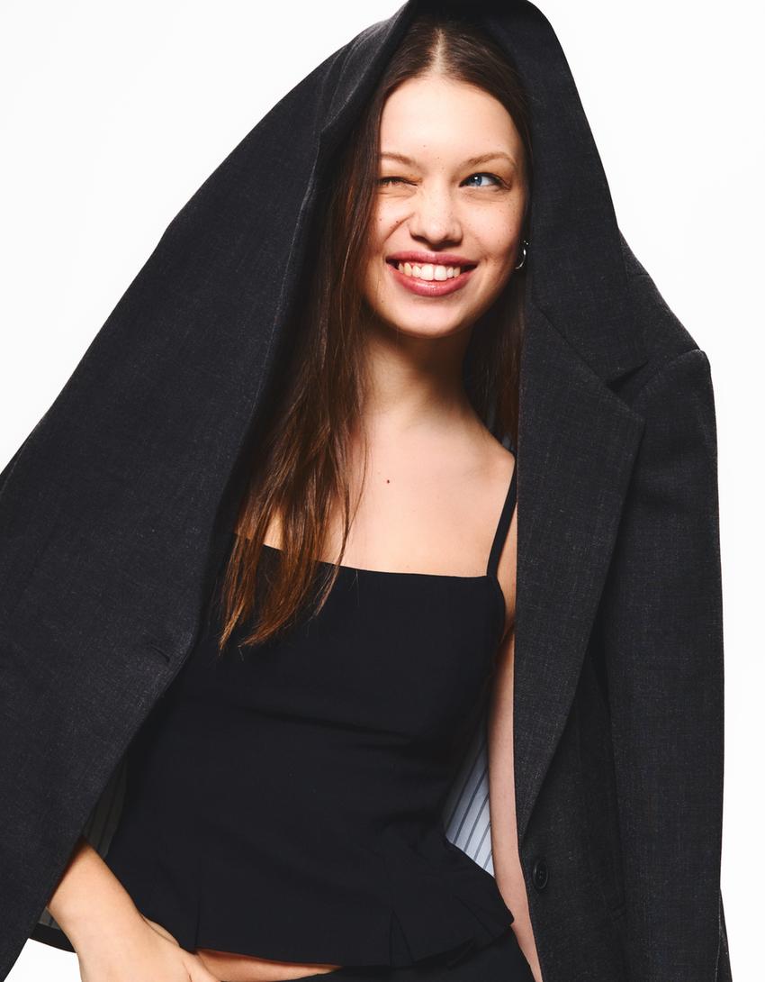

Эластичный топ с бретельками Bershka, черный