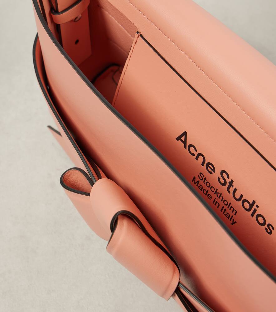 Маленькая кожаная сумка через плечо musubi Acne Studios, Salmon Pink — фото 3