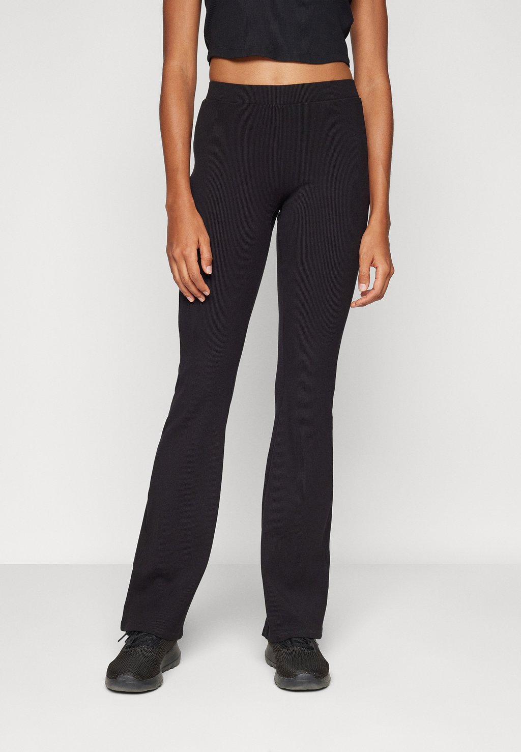 

Леггинсы CROCUS MINI FLARE PANTS Guess, черный
