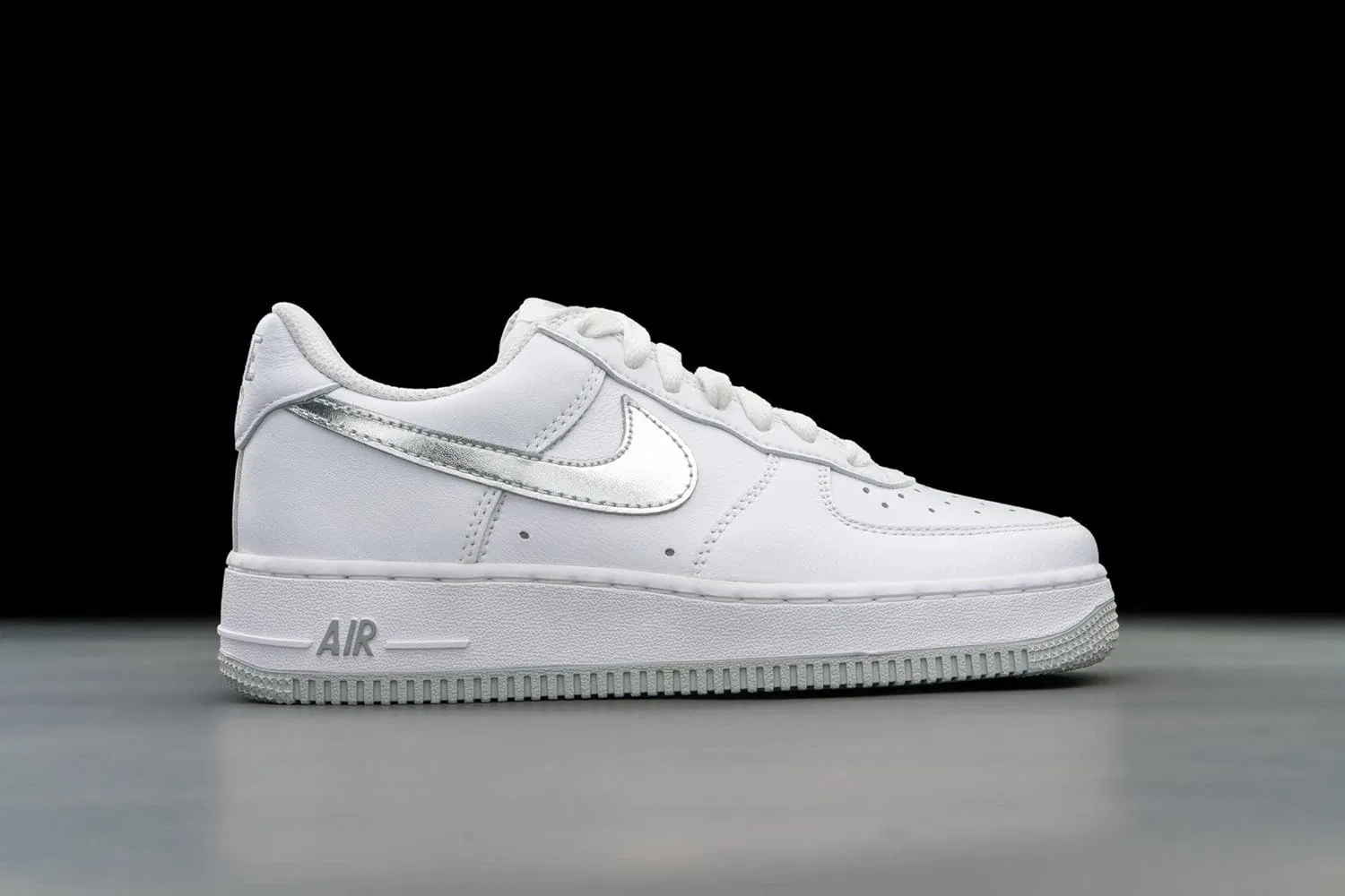 Мужские баскетбольные кроссовки Nike Air Force 1 '07 Lv8, белый — фото 3